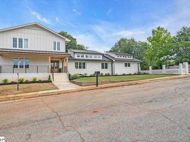 Photo of 2 Dahlglen Avenue