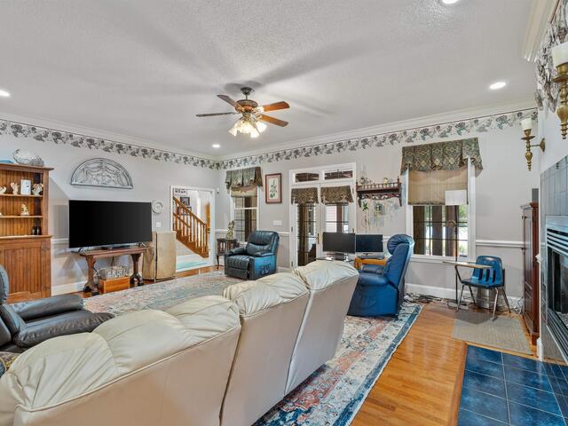 Photo of 402 Nanaloo Avenue