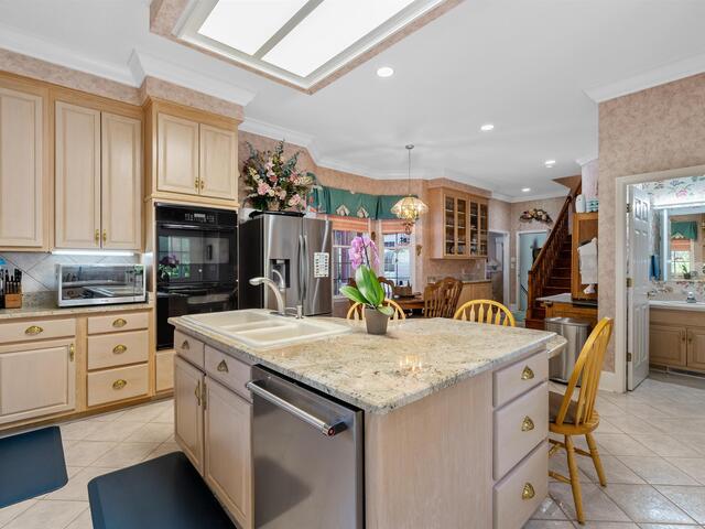 Photo of 402 Nanaloo Avenue