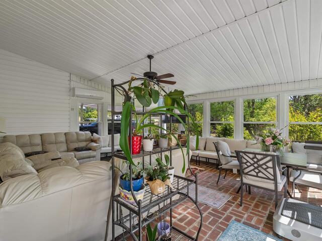 Photo of 402 Nanaloo Avenue