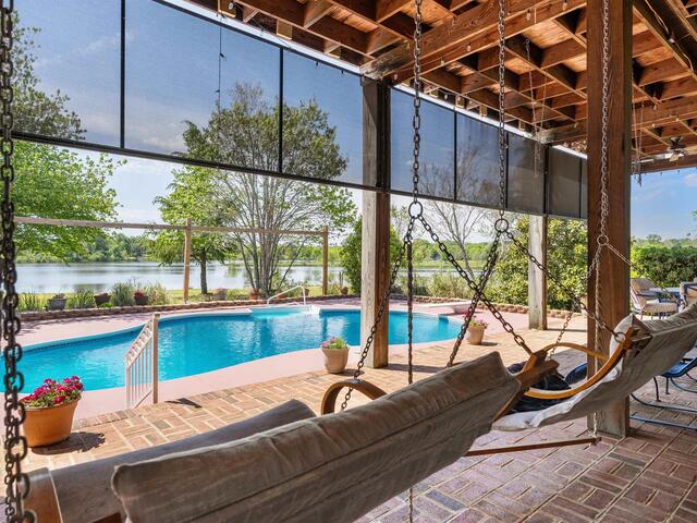 Photo of 402 Nanaloo Avenue