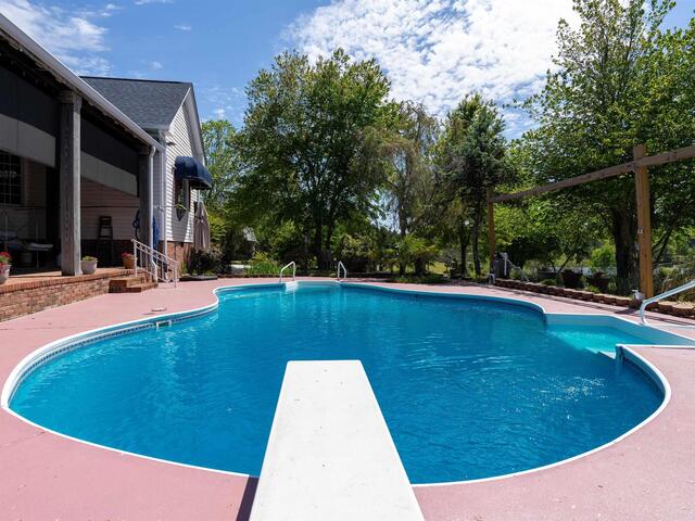 Photo of 402 Nanaloo Avenue