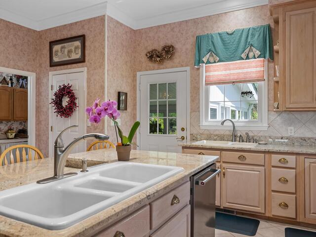 Photo of 402 Nanaloo A Avenue