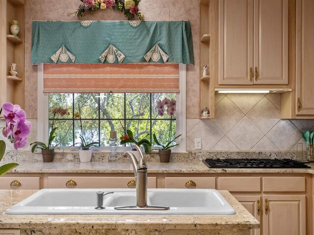 Photo of 402 Nanaloo A Avenue