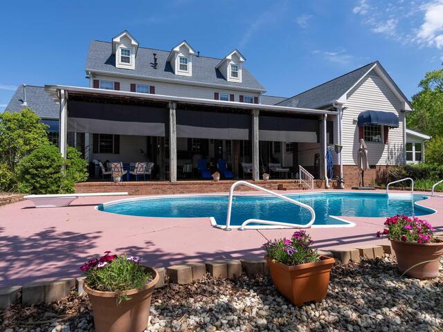 Photo of 402 Nanaloo A Avenue