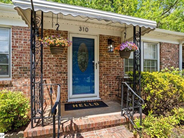 Photo of 310 Skyline Road