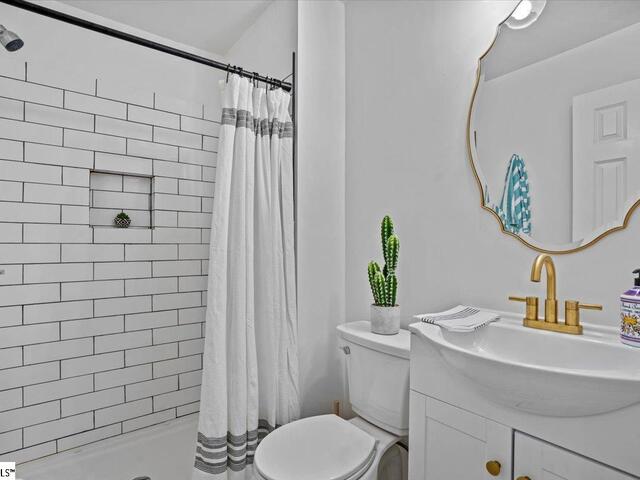 Photo of 310 Skyline Road