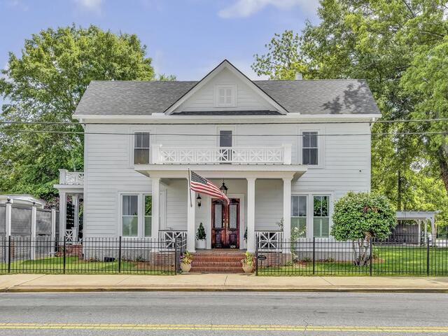 Photo of 109 W Curtis Street