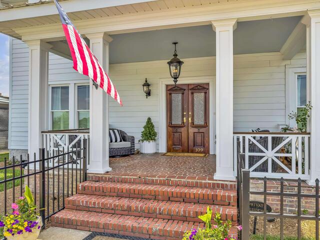 Photo of 109 W Curtis Street