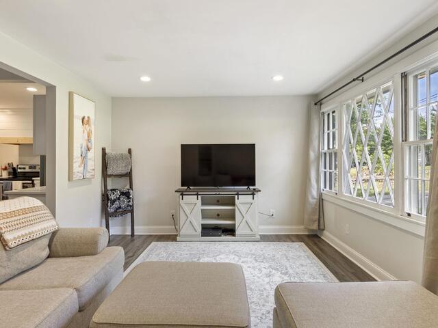Photo of 6 N Oak Forest Drive