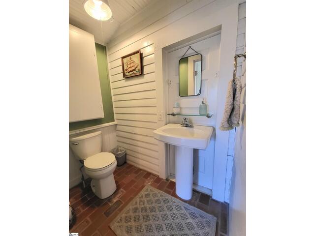 Photo of 210 E Fairview Avenue