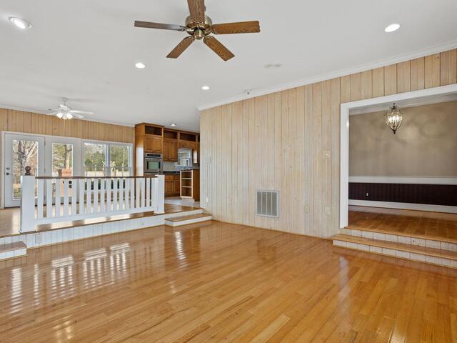 Photo of 414 Giggle Drive