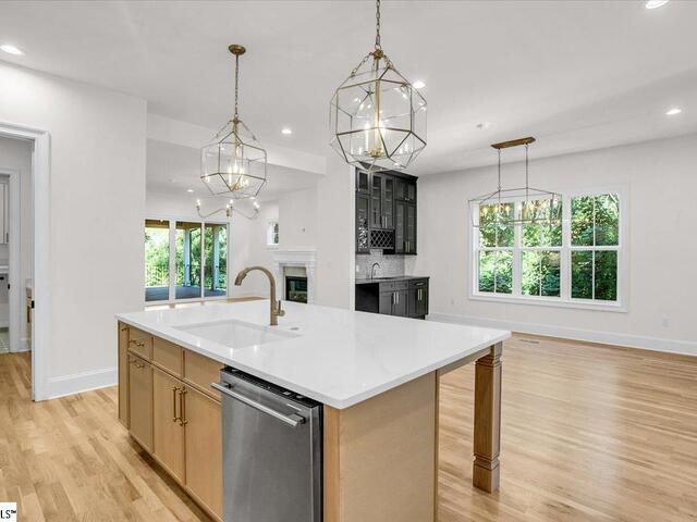 Photo of 219 W Hillcrest Drive