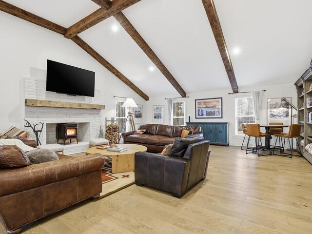 Photo of 405 Foot Hills Road