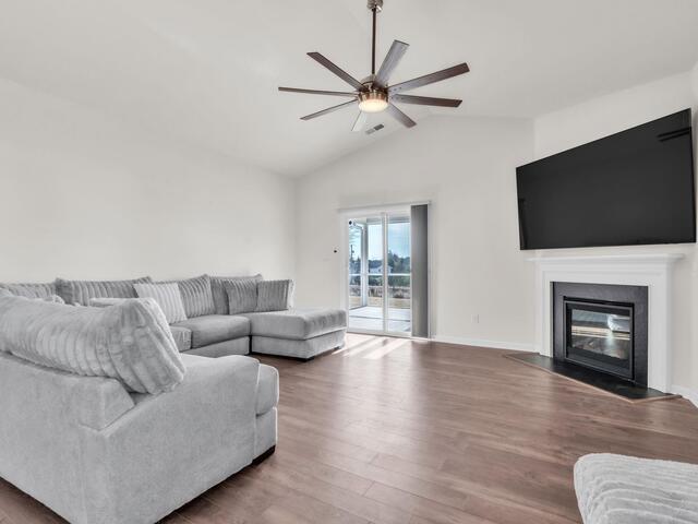 Photo of 1088 Longstone Way