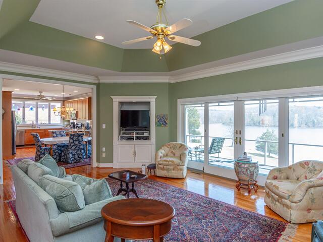 Photo of 102 E Peninsula Drive