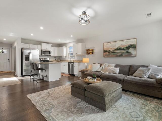 Photo of 402 Edgehill Court