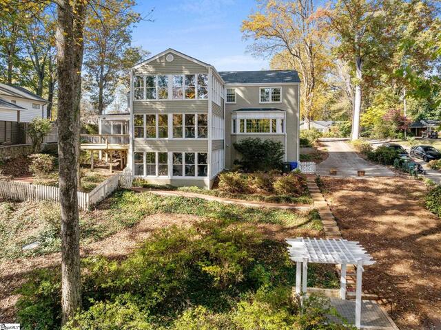 Photo of 122 Lakecrest Drive