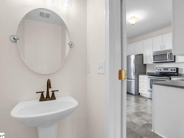 Photo of 604 Graythorn Lane