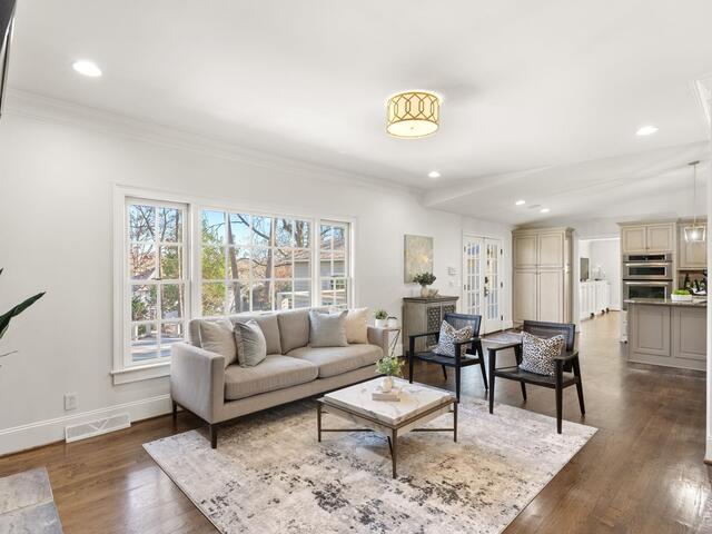 Photo of 313 E Seven Oaks Drive