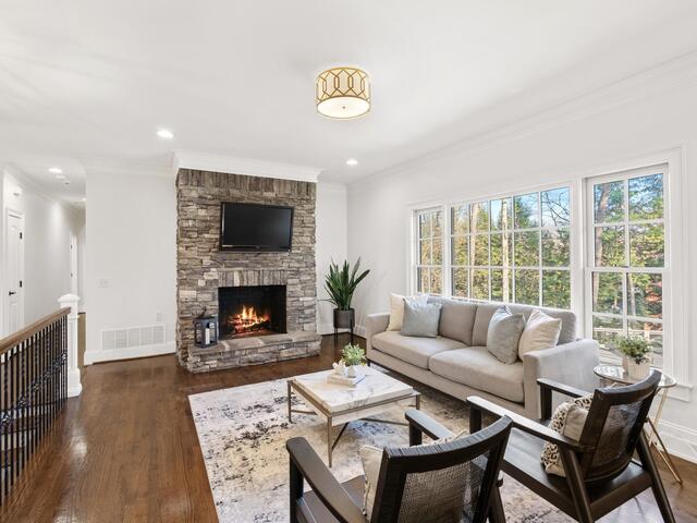 Photo of 313 E Seven Oaks Drive