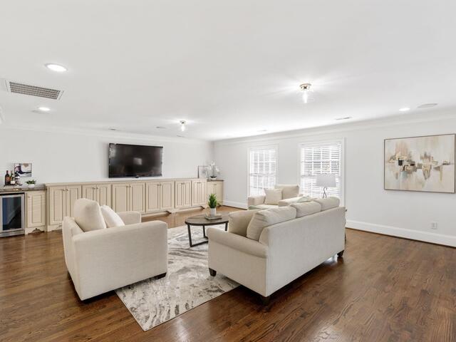 Photo of 313 E Seven Oaks Drive