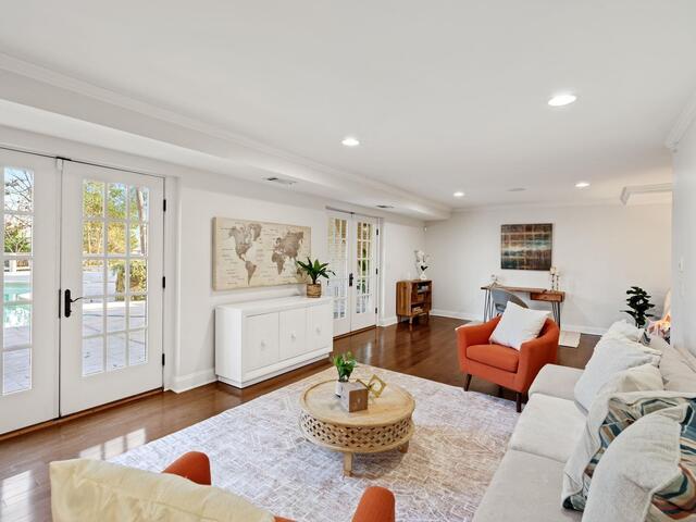 Photo of 313 E Seven Oaks Drive