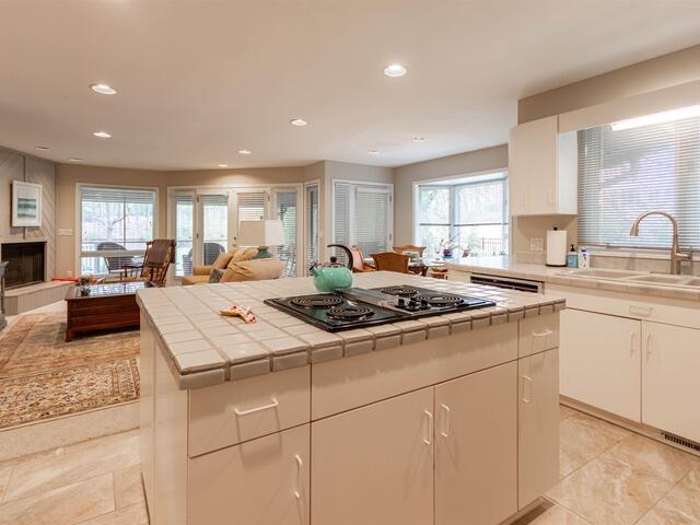Photo of 28 FARRINGDON Drive