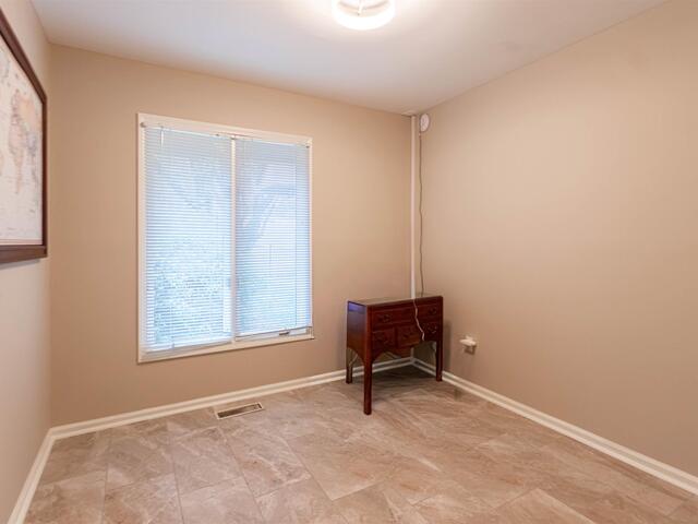 Photo of 28 FARRINGDON Drive