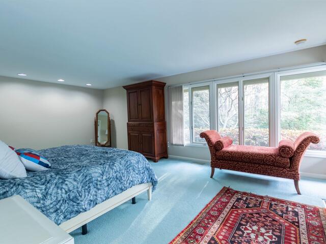 Photo of 28 FARRINGDON Drive