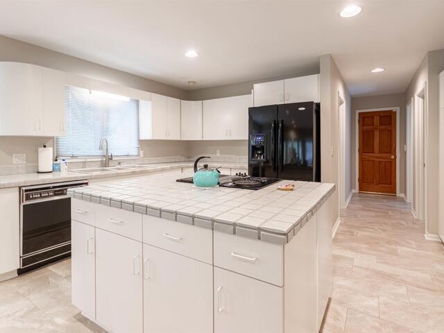 Photo of 28 FARRINGDON Drive