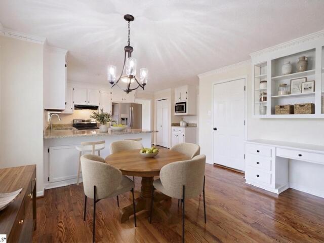 Photo of 219 E Thistle Lane